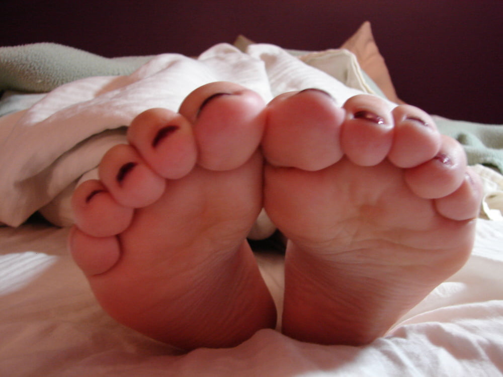 Tied-Up feet in the bedroom - 28 Photos 