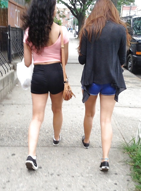 Free 2 sexy nyc teens in shorts photos