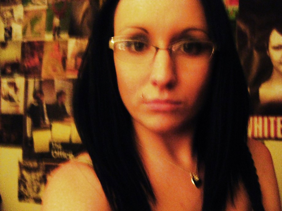 Free brunette slut taking selfies photos