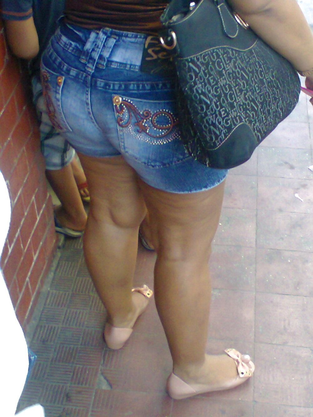 Free Duas rabudas na parada de onibus photos