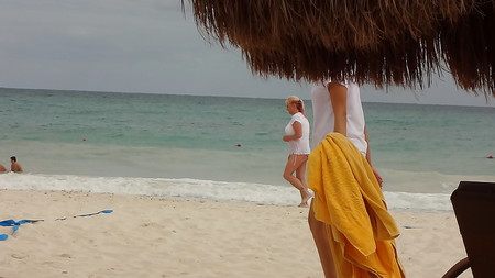Rubia tetona en la playa de Mexico