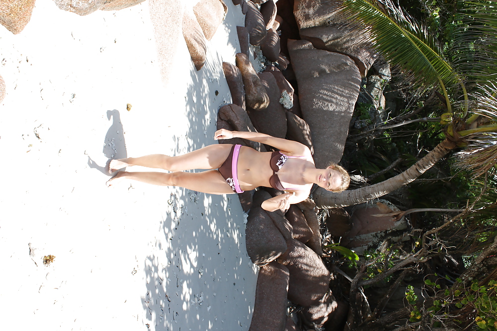 Free girlfriend - at the beach photos