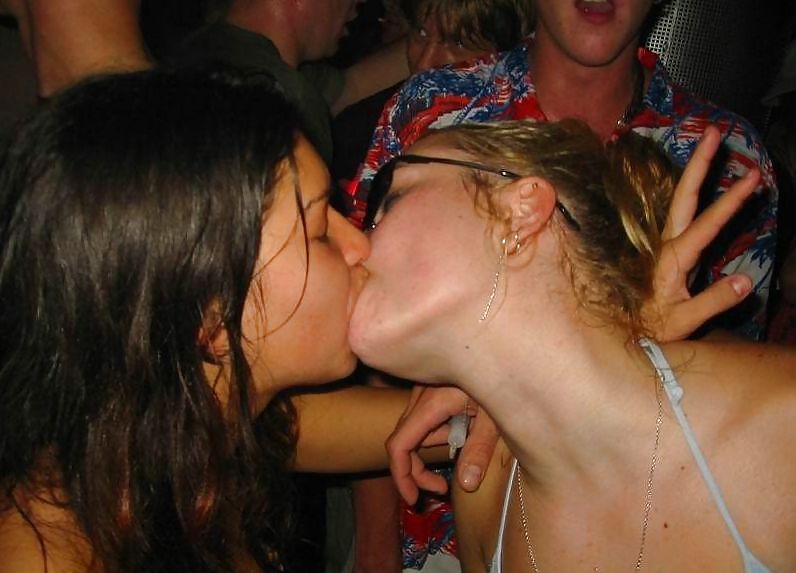 Free Girls Kissing Girls photos