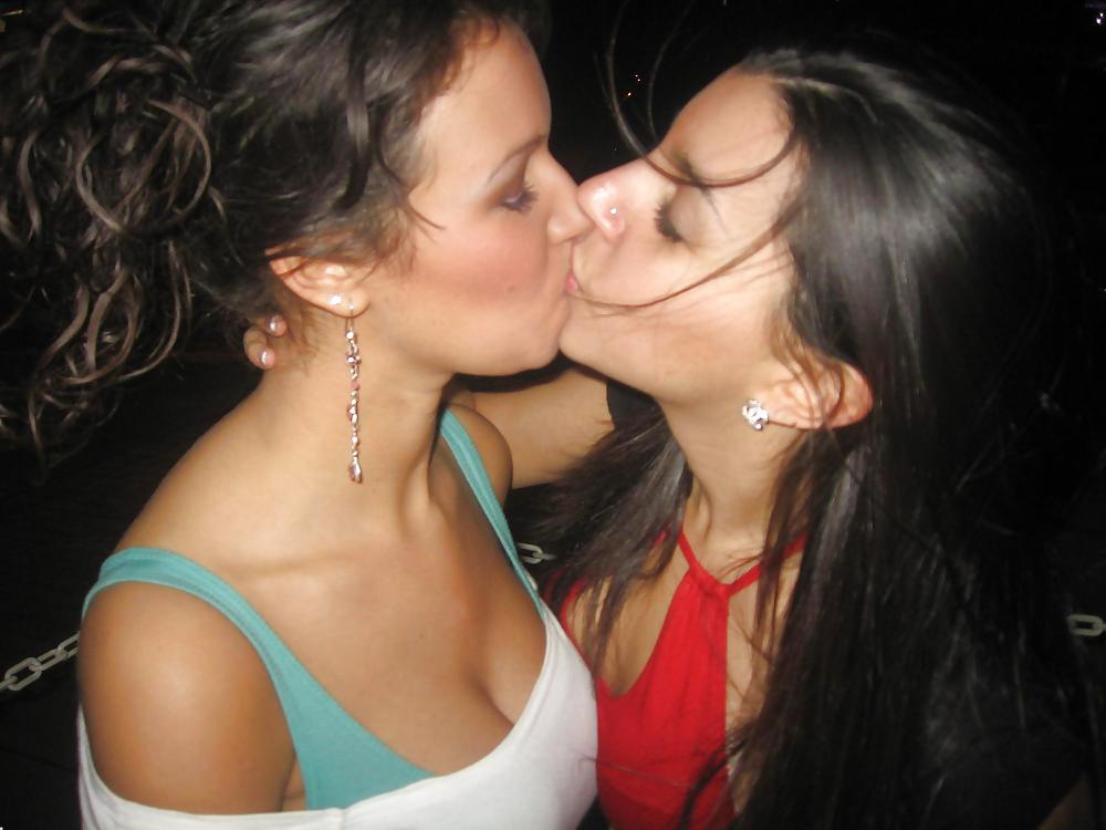 Free kissing  girls photos