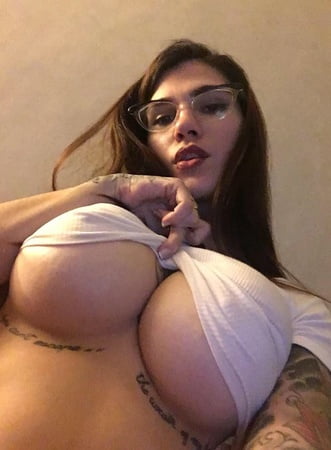 Daniela Basadre desnuda sus grandes tetas argentinas.