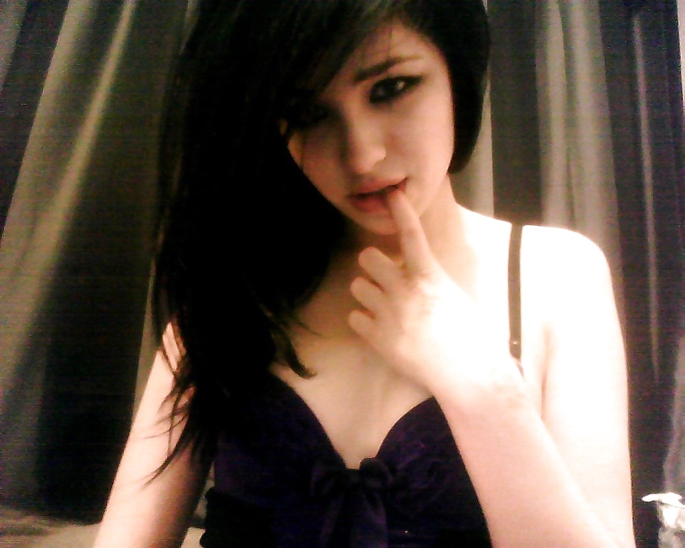 Free Emo teen in her corset photos