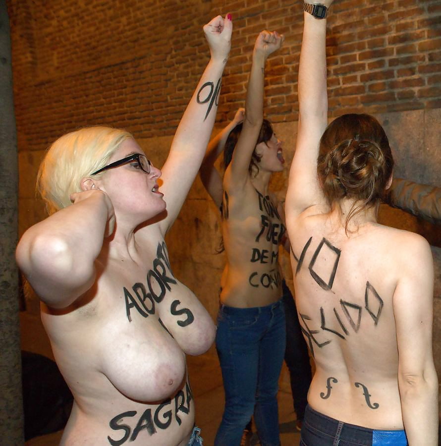 Free Femen big-titted fight (La lucha tetuda de Femen) photos