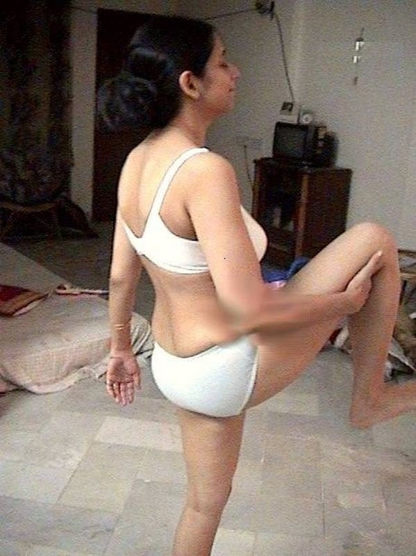 Nice Looking Desi Indian Revealing Herself