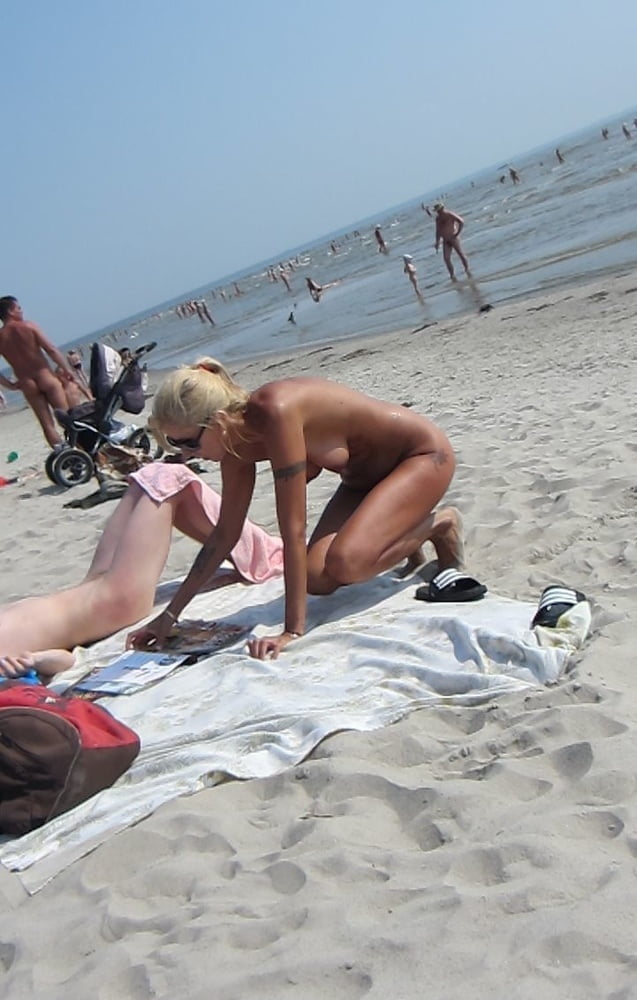 Free Blond Girl Nude on the Beach photos