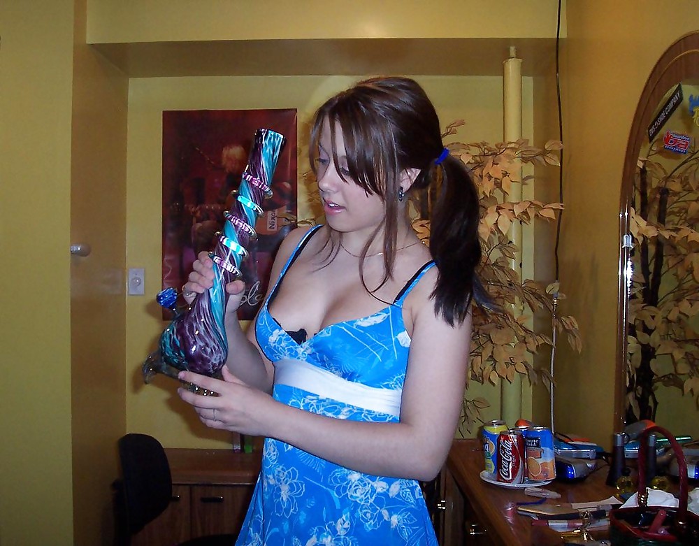 Free SingleStonerBabe From JoinUnTrue.com photos