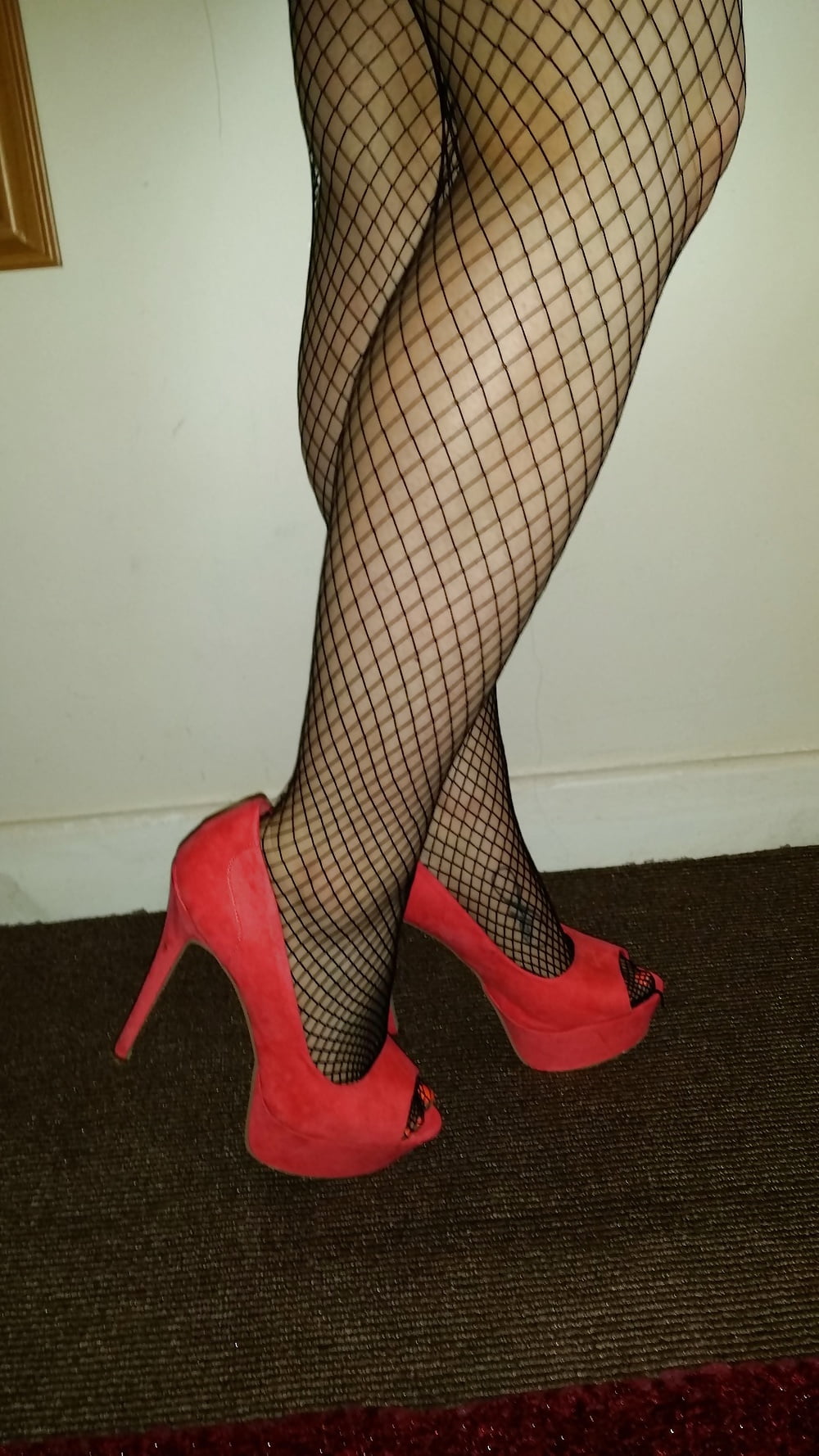 Free Busty Suzi Escort Slut photos