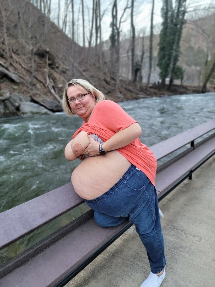 BBW Busty Wench fun in the Great Smokies - 17 Photos 