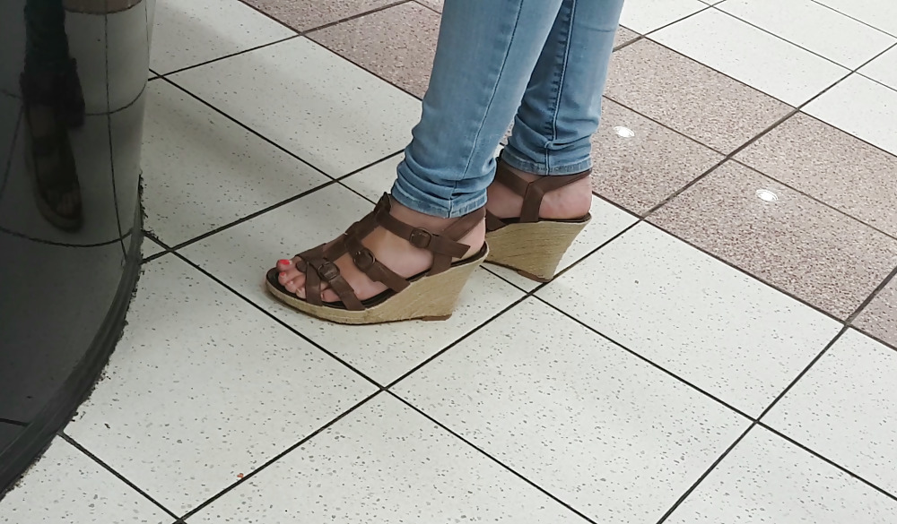 Free Candid feet photos