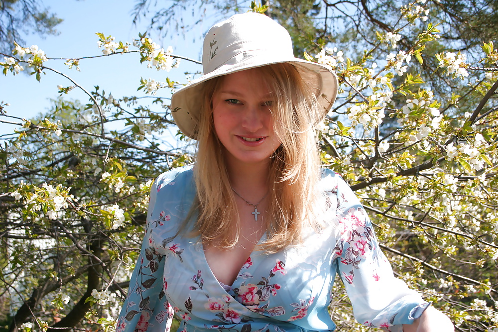 Free Dutch cutie topless photos