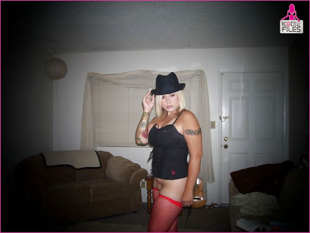 Free tatooed blonde amateur photos