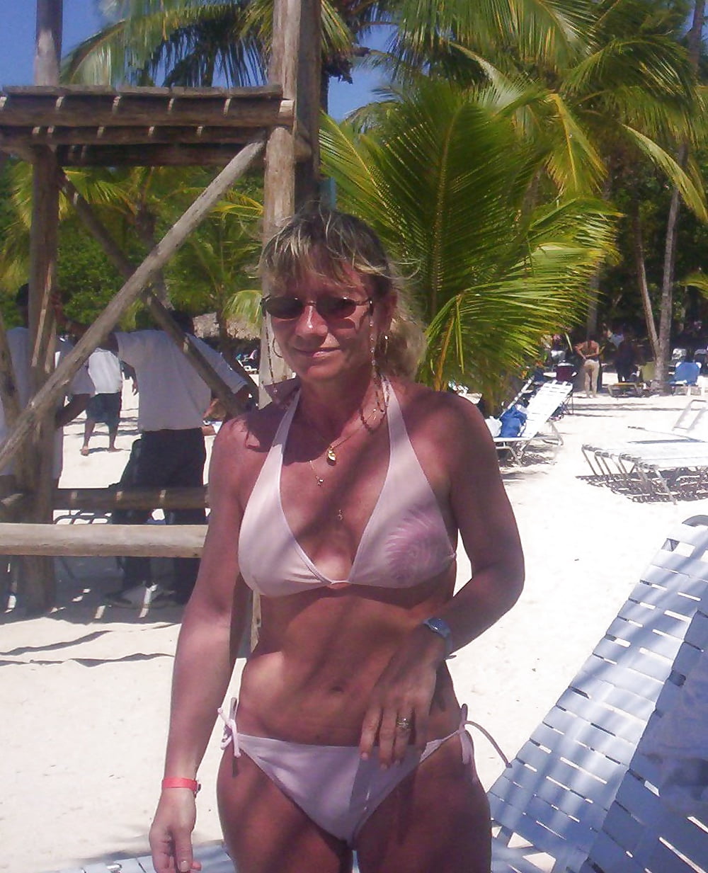 Free Nice milf in her 40's photos