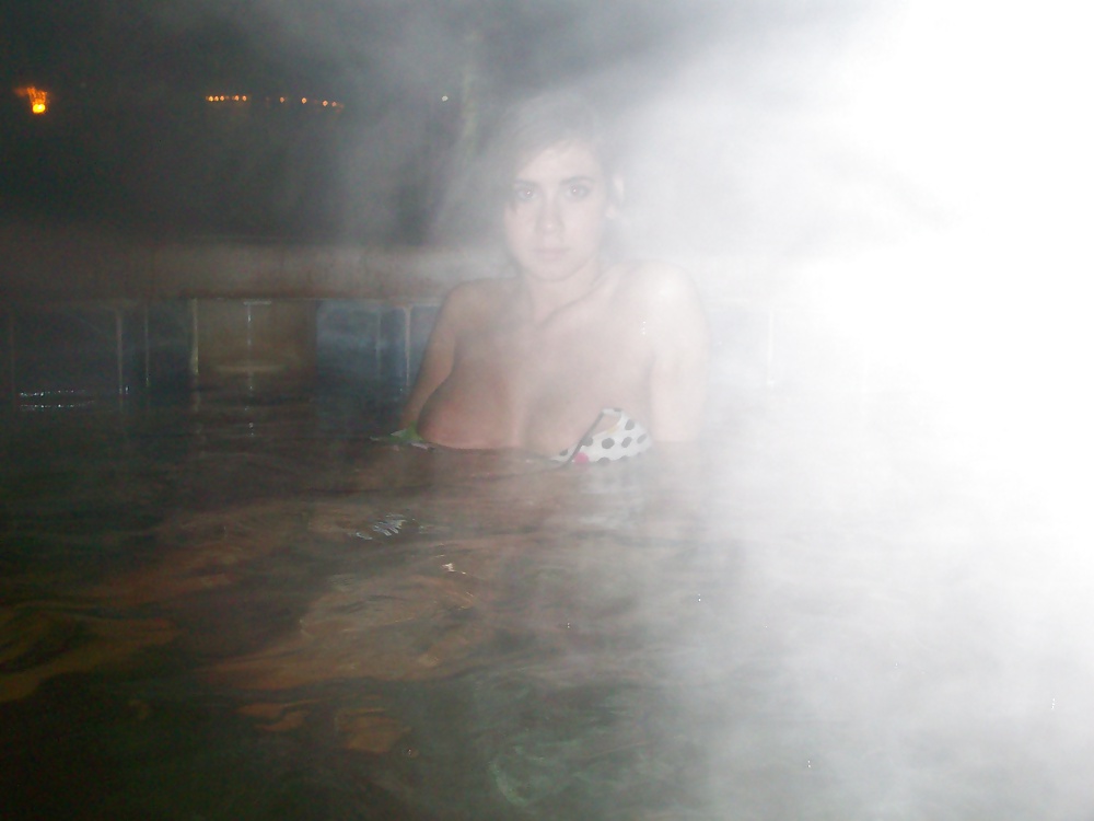 Free Big breast in the Jacuzzi - Llost Camer photos