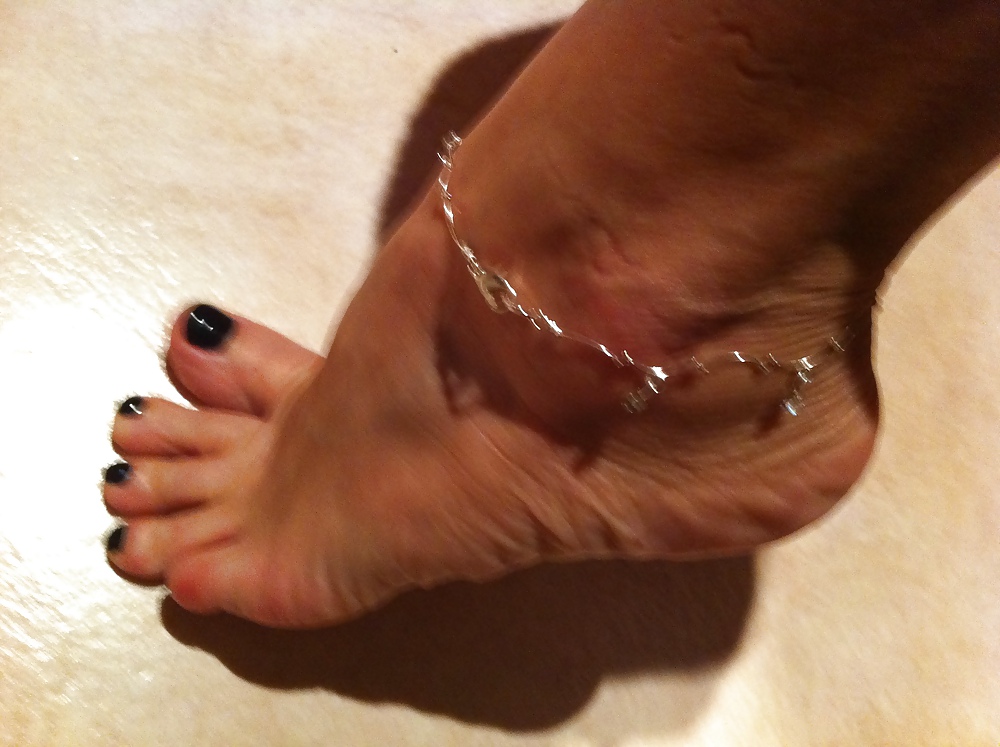 Free more pics of my girlfriends cute feet, i luv cumin over photos