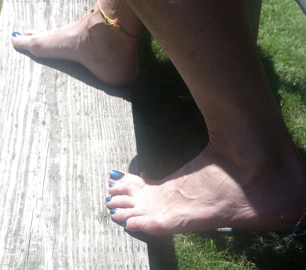 Free candid feet at cabin photos