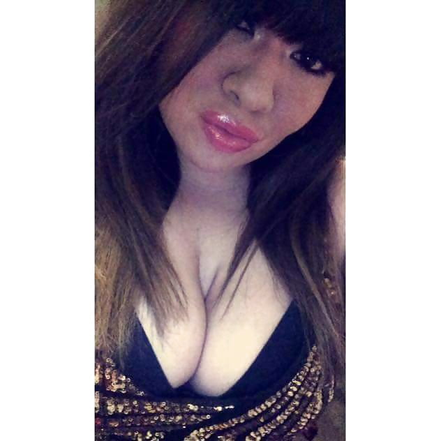 Free Latina cleavage photos