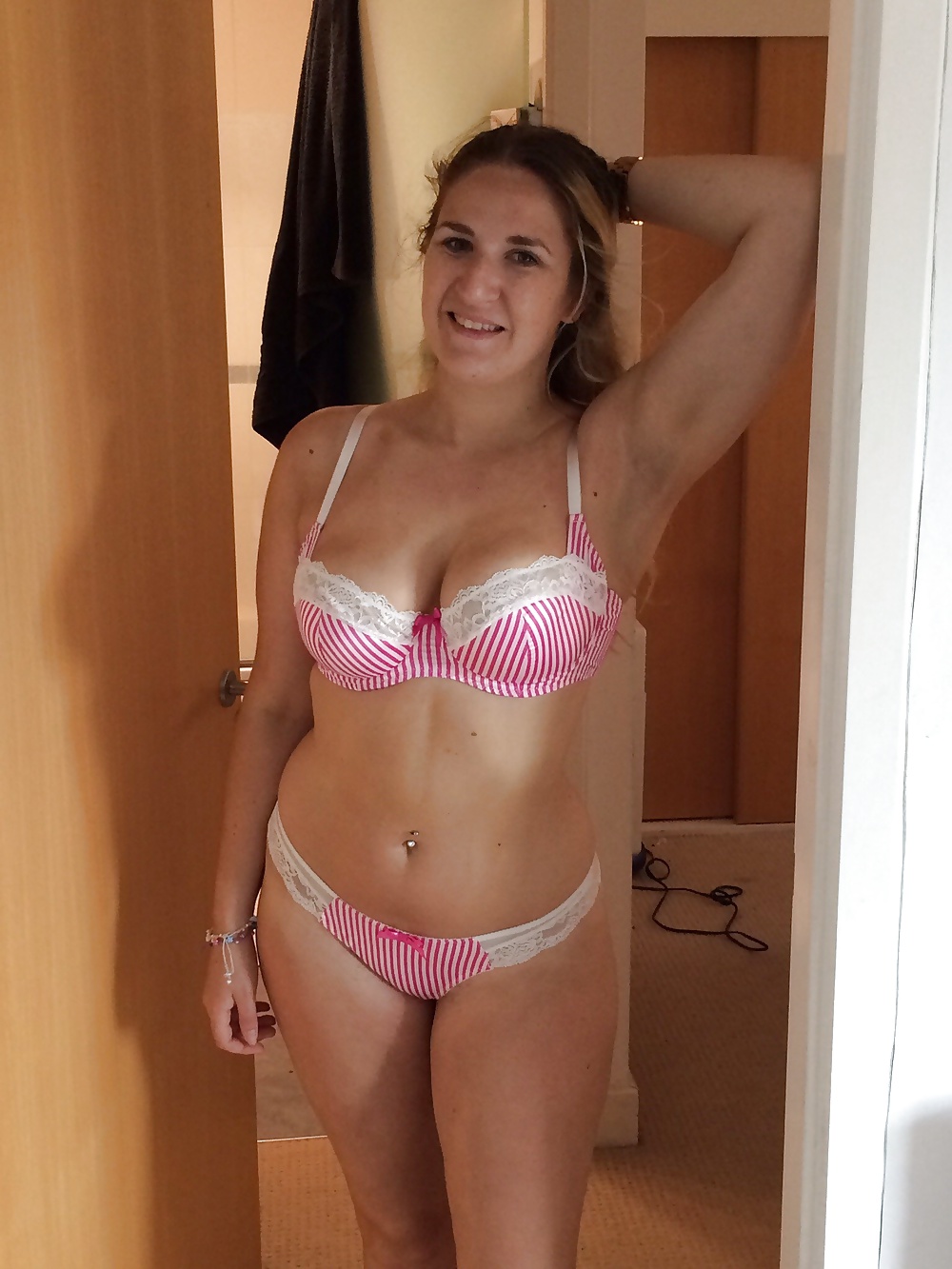 Free curvy and sexy milf from UK photos