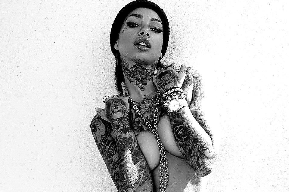 Free tattoed girl = sexi girl 2 photos