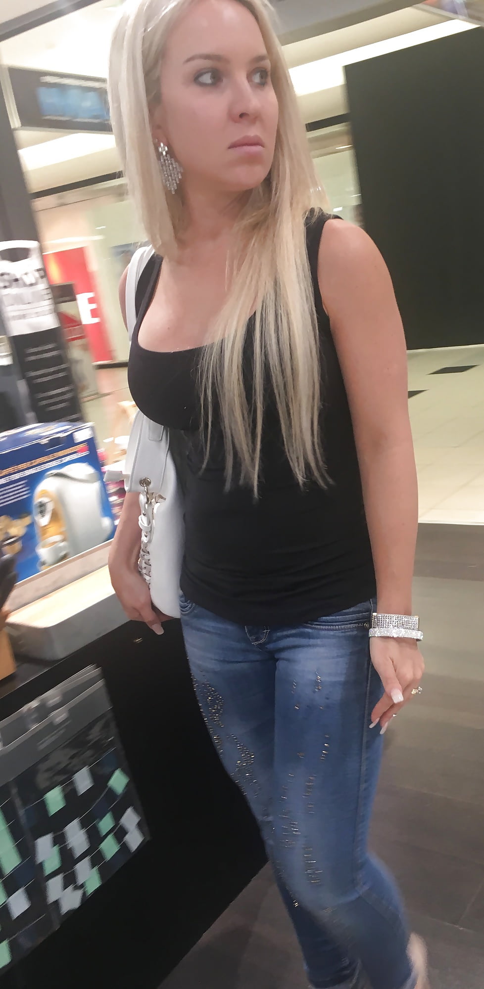 Free Sexy blonde mall slut photos