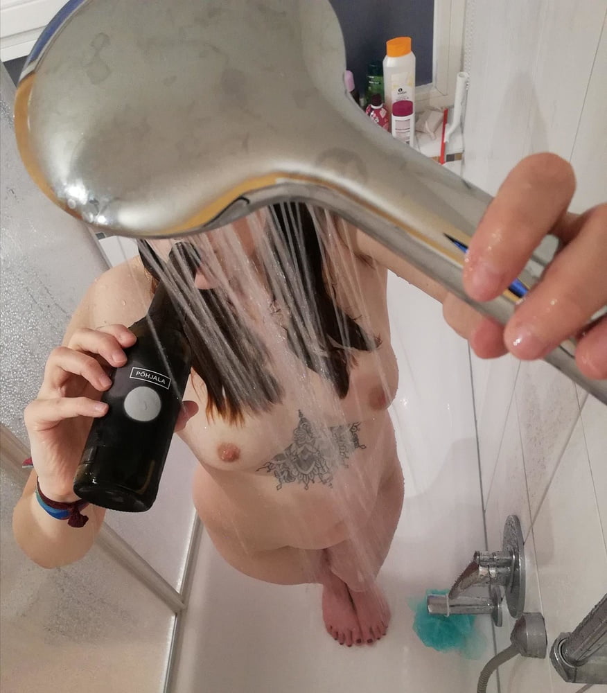 DRINK NAKED (SHOWER BEERS) - 25 Photos 