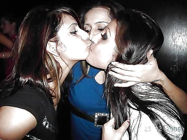 Free Arab Kissing 03 photos