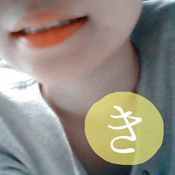 Free Japanese girl takes self pics photos