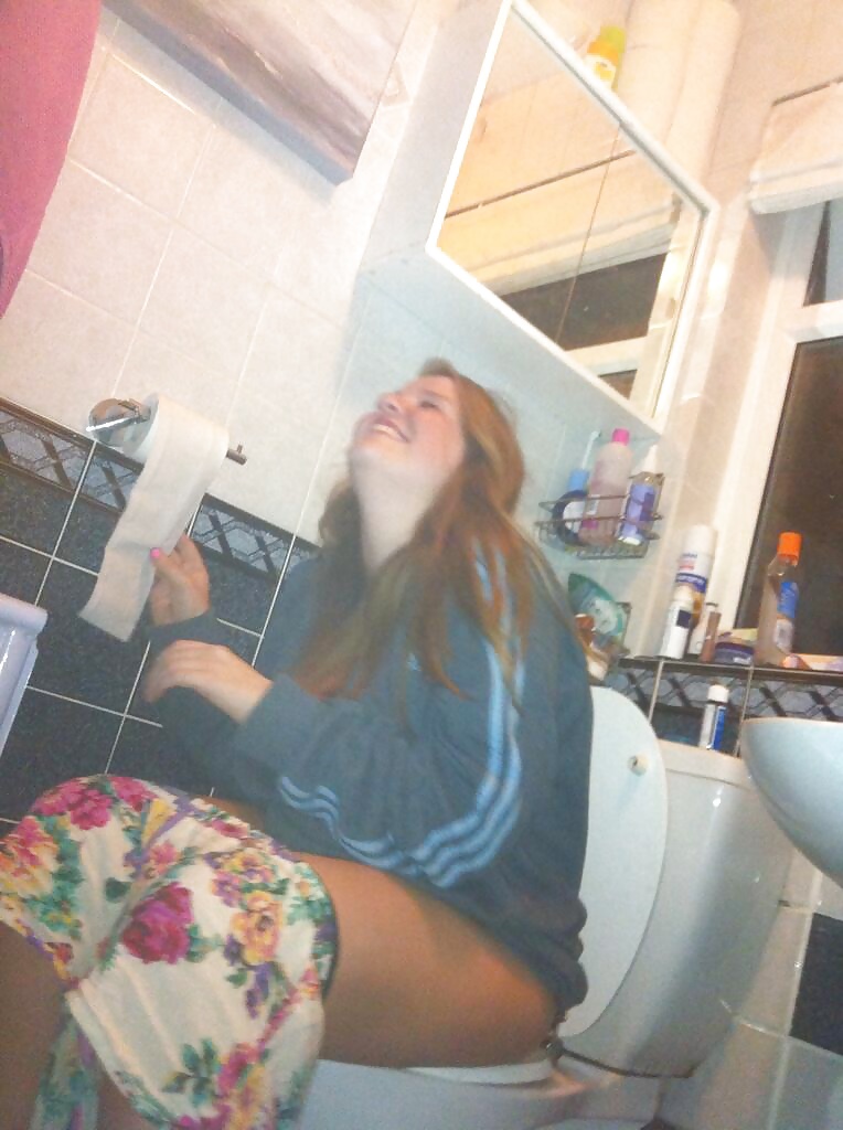 Free Hot Toilet Babes 3 photos