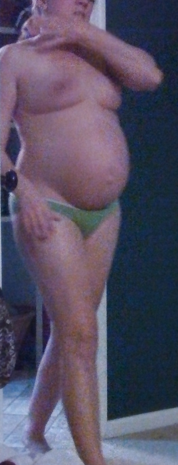 Free Very Pregnant MILF photos