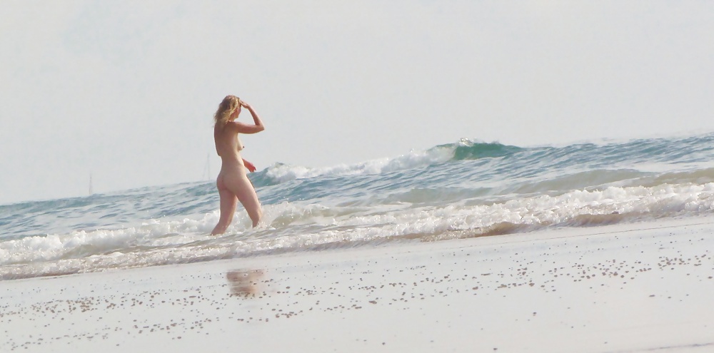 Free Nude Girls on a Nudist Beach. photos