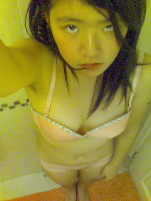 Free Cute and Young Chinese girl shows pink nipple photos
