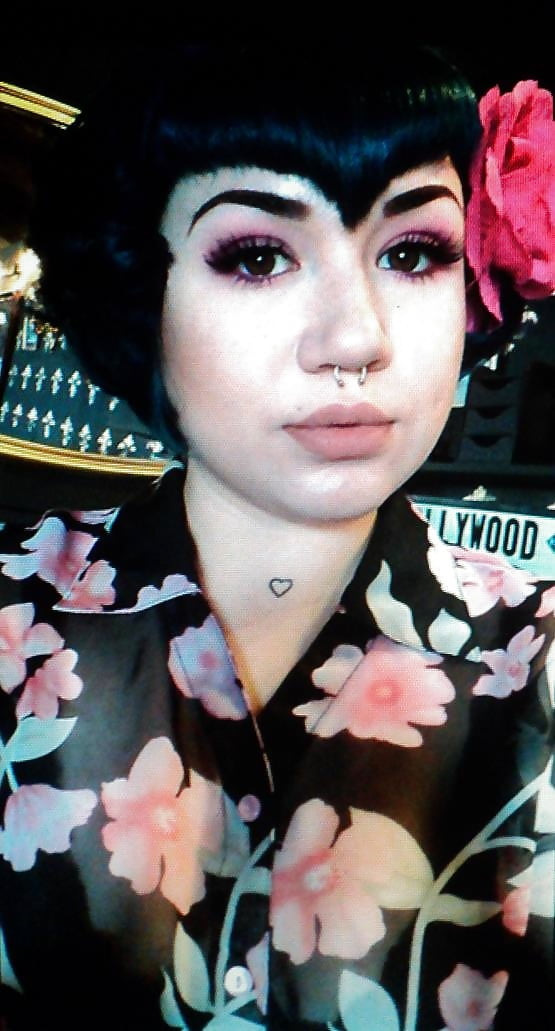 Free Stupid slut Hannah photos